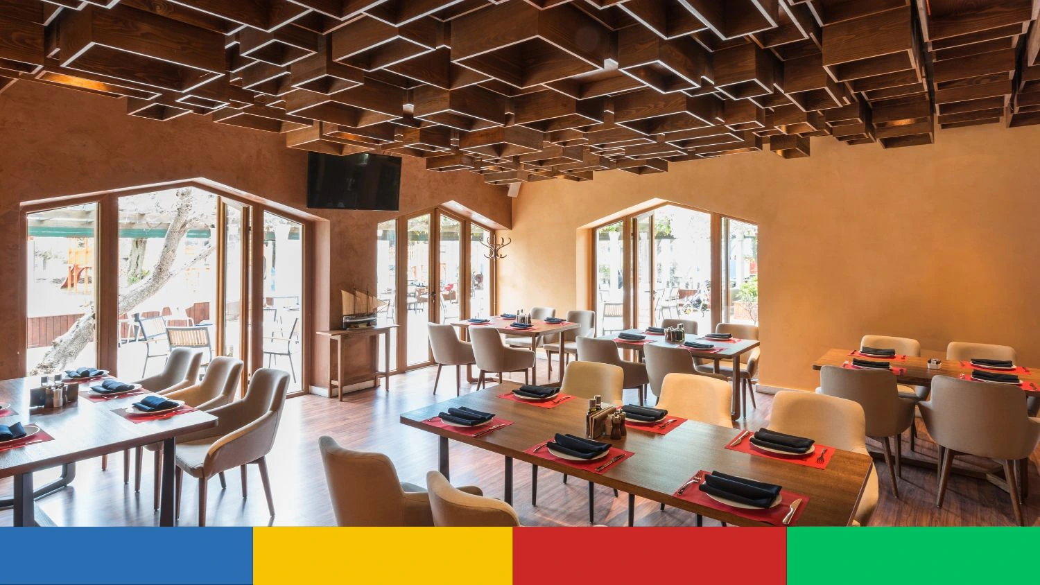 Você é um empreendedor do ramo alimentício, apaixonado pelo sabor e pela experiência do cliente, mas, ao olhar para a complexidade burocrática, surge a dúvida: afinal, seu restaurante precisa de contador? Se você espera um simples "sim" ou "não", saiba que a resposta vai muito além. A contabilidade não é apenas uma exigência legal; é o pilar que sustenta a lucratividade e a longevidade do seu negócio. Ter um especialista ao seu lado permite que o estabelecimento cumpra rigorosamente com as obrigações fiscais. No entanto, o valor real está na criação de uma base sólida para a gestão financeira. Abrir e administrar um negócio de alimentação exige lidar com tributações complexas, fichas técnicas e custos variáveis. Consequentemente, entender se e por que sua operação precisa de contador é o primeiro passo para sair da informalidade e buscar o crescimento sustentável. Neste artigo, vamos explorar profundamente os motivos estratégicos pelos quais um restaurante precisa de contador, detalhando como esse profissional deixa de ser um "gerador de guias" para se tornar um parceiro de lucro. Por que um Restaurante Precisa de Contador? A Visão Além do Básico Um restaurante é muito mais do que um local onde as pessoas comem. Ele é uma indústria que fabrica pratos e um comércio que vende serviços, tudo ao mesmo tempo. Ele lida com altos volumes de transações, estoques perecíveis e flutuações sazonais intensas. Por isso, afirmar que um negócio gastronômico precisa de contador é reconhecer a complexidade dessa operação. Abaixo, detalhamos as razões vitais que tornam essa parceria indispensável. 1. Cumprimento das Obrigações Legais e Fiscais O setor de restaurantes no Brasil enfrenta uma verdadeira maratona de regulamentações. Desde o recolhimento do ICMS e ISS até as complexas regras da Vigilância Sanitária e obrigações acessórias como o eSocial. Dessa forma, o gestor precisa de contador para garantir que nenhuma dessas bolas caia. Um especialista assegura que todas as declarações de faturamento e folha de pagamento sejam enviadas corretamente. Isso evita multas pesadas que poderiam fechar as portas do estabelecimento. Como destaca o SEBRAE, a falta de gestão tributária é uma das principais causas de mortalidade das empresas nos primeiros anos. Portanto, a conformidade não é opcional. 2. Gestão Financeira e Fluxo de Caixa Além da burocracia, sua empresa precisa de contador para ter saúde financeira. Esse profissional monitora receitas, despesas e investimentos com um olhar clínico. Ele ajuda a controlar o fluxo de caixa, garantindo que sempre haja capital de giro para pagar fornecedores, mesmo nos meses de baixa temporada. Muitos donos de restaurante misturam as contas pessoais com as da empresa. Um contador organiza essa estrutura, permitindo decisões baseadas em dados, não em intuição. Se você sente que perde o controle do dinheiro no meio do mês, saiba que a Hubnexxo pode implementar a inteligência financeira que falta no seu negócio. Conheça nossas soluções e organize sua casa para crescer com segurança. 3. Redução de Desperdícios e Controle de Estoque O desperdício é o inimigo silencioso do lucro. Sem um controle rígido de estoque e compras, o restaurante sangra dinheiro. Nesse cenário, o empreendedor precisa de contador para analisar o Custo da Mercadoria Vendida (CMV). Ao cruzar dados de compras com as vendas realizadas, o contador consegue identificar gargalos financeiros. Ele aponta se você está comprando mal ou se há desvios no estoque. Consequentemente, as operações se tornam mais enxutas e a margem de lucro aumenta. 4. Precificação Correta do Cardápio Você sabe exatamente quanto custa cada prato que serve? A precificação inadequada é um erro clássico. Cobrar menos que o custo real gera prejuízo a cada venda; cobrar muito afasta o cliente. O gestor precisa de alguém para a contabilidade para calcular o markup ideal. O profissional considera não apenas os ingredientes, mas também a mão de obra, o aluguel, a energia e os impostos embutidos em cada prato. Assim, o preço final garante competitividade e rentabilidade real. Restaurante Pequeno Precisa de Contador? Uma dúvida comum é se um negócio familiar ou de pequeno porte também precisa de contador. A resposta é um "sim" rotundo. As obrigações fiscais e trabalhistas — como férias, 13º salário e FGTS — não dependem do tamanho do negócio, mas sim da existência dele. Pelo contrário, é justamente o pequeno empresário que mais precisa de profissionais para estruturar seu crescimento. A legislação tributária brasileira, como a Lei do Simples Nacional, oferece benefícios para microempresas, mas apenas se elas estiverem contabilmente organizadas. Sem essa ajuda, o pequeno negócio corre o risco de pagar mais impostos do que deve, inviabilizando sua expansão. Erros que a Ausência de um Contador Pode Causar Ignorar o que seu negócio precisa é abrir a porta para riscos desnecessários. Veja o que pode acontecer: Descontrole Financeiro: Sem registros detalhados, é impossível saber se o restaurante deu lucro ou prejuízo real. Passivos Trabalhistas: Erros na folha de pagamento geram processos que custam fortunas. Problemas com o Fisco: A sonegação, mesmo que não intencional, gera multas e pode bloquear o CNPJ. Por outro lado, quem entende que precisa de contador transforma esses riscos em segurança jurídica e previsibilidade financeira. Perguntas Frequentes sobre se um restaurante precisa de contador Todo restaurante precisa de contador obrigatoriamente? Sim, por lei, toda empresa no Brasil (exceto MEI) precisa, registrado para assinar seus balanços e livros contábeis. No caso de restaurantes, devido à complexidade tributária e trabalhista, essa necessidade é tanto legal quanto estratégica para a sobrevivência do negócio. O que um contador faz especificamente para restaurantes? Além de cuidar dos impostos e da folha de pagamento, o contador atua na gestão financeira. Ele ajuda a calcular o CMV (Custo de Mercadoria Vendida), define a melhor precificação para o cardápio, realiza o planejamento tributário para reduzir impostos legalmente e analisa a lucratividade real da operação. Um restaurante pequeno pode fazer sua própria contabilidade? Não é recomendado e, na maioria dos casos, não é permitido legalmente sem um contador habilitado (CRC). A complexidade das leis trabalhistas e fiscais para o setor de alimentação faz com que tentar fazer sozinho seja um risco altíssimo de multas e erros financeiros. O Parceiro do Seu Sucesso Em resumo, a pergunta não deveria ser "se" um restaurante precisa de contador, mas sim "qual" contador ele precisa. O profissional ideal não é apenas um guarda-livros, mas um consultor estratégico que entende as dores de quem lida com cozinha, salão e delivery. Ter um suporte contábil especializado é o que permite ao dono do restaurante focar no que ele faz de melhor: encantar clientes, enquanto os números trabalham a seu favor. Se você já entendeu que seu negócio precisa para muito mais do que apenas cumprir tabela, é hora de buscar especialistas. Na Hubnexxo, oferecemos soluções completas, desde a contabilidade consultiva até sistemas de BI. Clique aqui e fale com nossos especialistas para transformar seu restaurante em uma máquina de lucro.